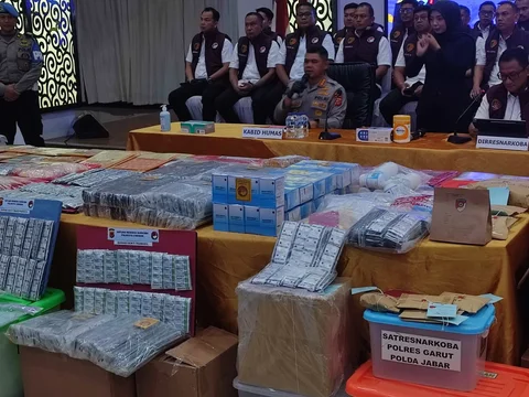Pers rilis kasus pengungkapan narkoba dan obat terlarang di Polda Jabar.