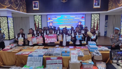 Pers rilis kasus pengungkapan narkoba dan obat terlarang di Polda Jabar.