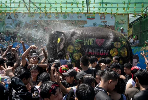Warga bersama  gajah yang dihias disiram air  saat kegiatan  festival air Tahun Baru Buddha Myanmar, yang juga dikenal sebagai Thingyan, di Yangon, Myanmar, Senin (13/04/2026).