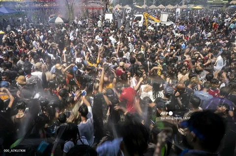 Warga disiram air  saat kegiatan  festival air Tahun Baru Buddha Myanmar, yang juga dikenal sebagai Thingyan, di Yangon, Myanmar, Senin (13/04/2026).