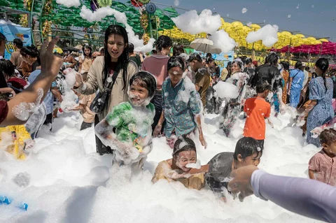 Orang-orang bermain dengan busa sabun saat kegiatan  festival air Tahun Baru Buddha Myanmar, yang juga dikenal sebagai Thingyan, di Yangon, Senin (13/04/2026).