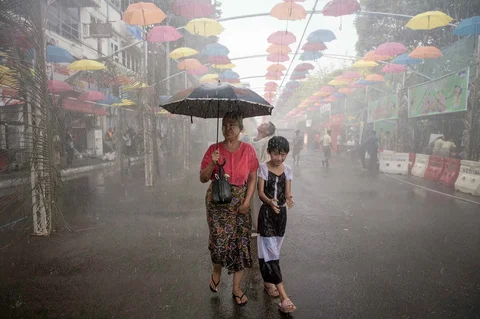 Warga  disiram air  saat kegiatan  festival air Tahun Baru Buddha Myanmar, yang juga dikenal sebagai Thingyan, di Yangon, Myanmar, Senin (13/04/2026).