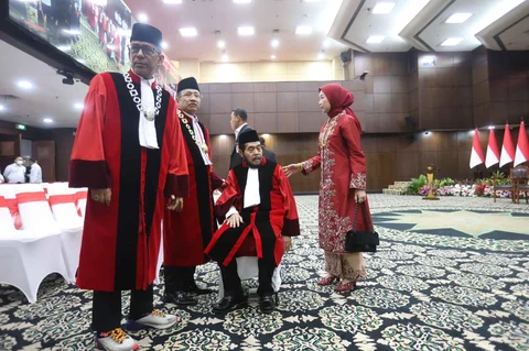 Mantan Ketua MK Anwar Usman  sebelum mengikuti wisuda purnabakti yang digelar di Gedung MK, Jakarta, Senin (13/042026).