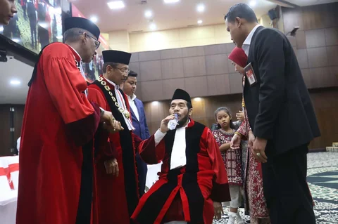 Mantan Ketua MK Anwar Usman  sebelum mengikuti wisuda purnabakti yang digelar di Gedung MK, Jakarta, Senin (13/042026).