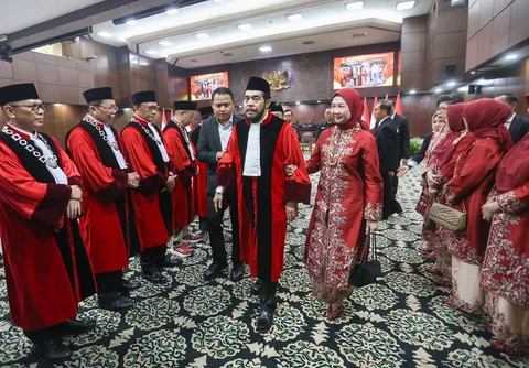 Mantan Ketua MK Anwar Usman  saat mengikuti wisuda purnabakti yang digelar di Gedung MK, Jakarta, Senin (13/042026).