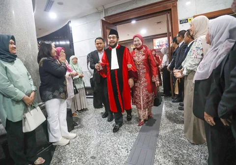 Mantan Ketua MK Anwar Usman  saat mengikuti wisuda purnabakti yang digelar di Gedung MK, Jakarta, Senin (13/042026).