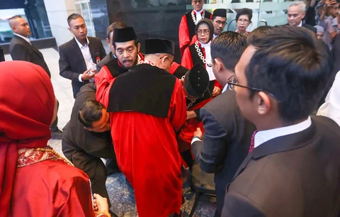Mantan Ketua MK Anwar Usman jatuh pingsan saat kirab wisuda purnabakti yang digelar di Gedung MK, Jakarta, Senin (13/042026).