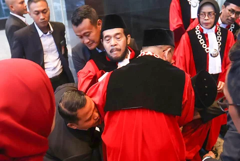 Mantan Ketua MK Anwar Usman jatuh pingsan saat kirab wisuda purnabakti yang digelar di Gedung MK, Jakarta, Senin (13/042026).