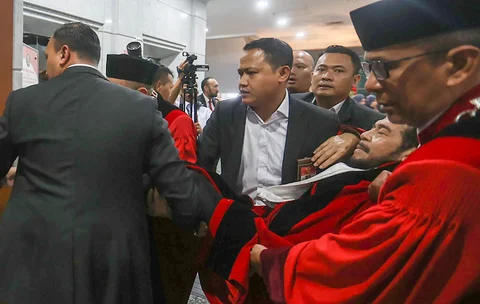 Mantan Ketua MK Anwar Usman jatuh pingsan saat kirab wisuda purnabakti yang digelar di Gedung MK, Jakarta, Senin (13/042026).