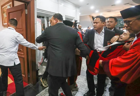 Mantan Ketua MK Anwar Usman jatuh pingsan saat kirab wisuda purnabakti yang digelar di Gedung MK, Jakarta, Senin (13/042026).
