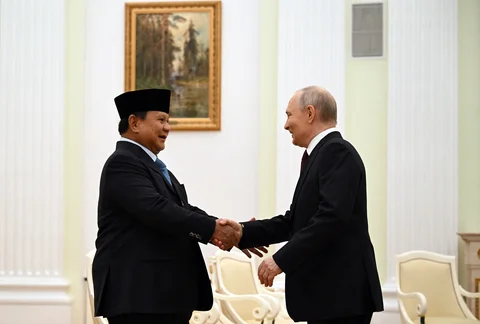 Presiden Indonesia Prabowo Subianto menyapa Presiden Rusia Vladimir Putin saat pertemuan di Kremlin, Moskow, Senin (13/04/2026).
