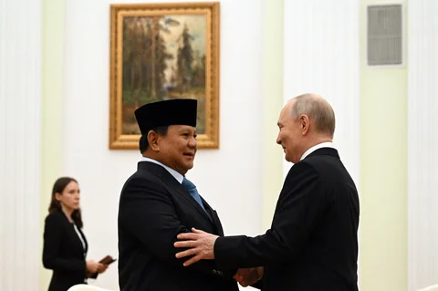 Presiden Indonesia Prabowo Subianto menyapa Presiden Rusia Vladimir Putin saat pertemuan di Kremlin, Moskow, Senin (13/04/2026).