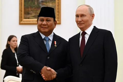 Presiden Indonesia Prabowo Subianto berjabatan tangan dengan  Presiden Rusia Vladimir Putin saat pertemuan di Kremlin, Moskow, Senin (13/04/2026).