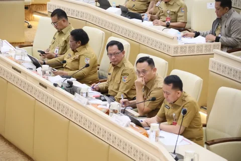 Mendagri Tito Karnavian saat RDP terkait Otsus Papua, Otsus Aceh dan Keistimewaan DIY di Komisi II DPR RI