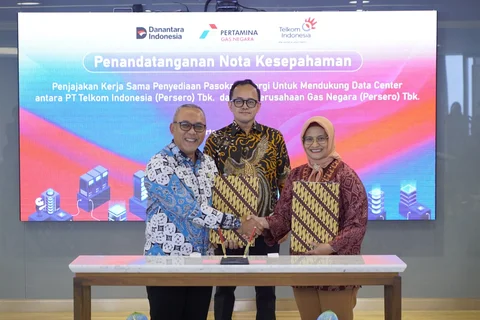 Penandatanganan Nota Kesepahaman (MoU) oleh Direktur Utama Telkom Dian Siswarini (paling kanan) dengan Direktur Utama PGN Arief Kurnia Risdianto (paling kiri) dan disaksikan langsung oleh Senior Director of Business Performance and Assets Optimization Danantara Indonesia Bhimo Aryanto (tengah) di Jakarta, Jumat (10/4/2026).