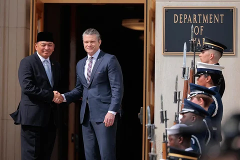 Menteri Pertahanan Indonesia Sjafrie Sjamsoeddin menyapa Menteri Perang  AS Pete Hegseth saat upacara penghormatan di Pentagon di Washington, DC, Amerika Serikat, Senin (13/04/2026).
