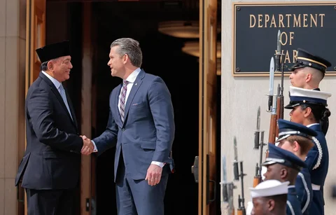 Menteri Pertahanan Indonesia Sjafrie Sjamsoeddin menyapa Menteri Perang  AS Pete Hegseth saat upacara penghormatan di Pentagon di Washington, DC, Amerika Serikat, Senin (13/04/2026).