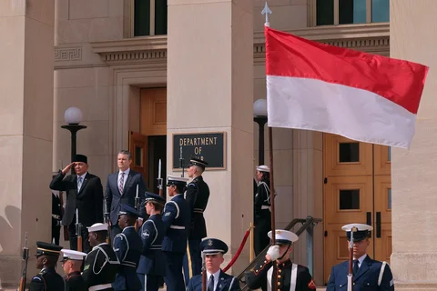 Menteri Pertahanan Indonesia Sjafrie Sjamsoeddin dan Menteri Perang  AS Pete Hegseth saat upacara penghormatan di Pentagon di Washington, DC, Amerika Serikat, Senin (13/04/2026).