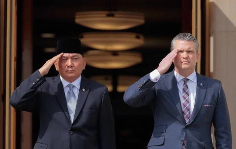 Menteri Pertahanan Indonesia Sjafrie Sjamsoeddin dan Menteri Perang  AS Pete Hegseth saat upacara penghormatan di Pentagon di Washington, DC, Amerika Serikat, Senin (13/04/2026).