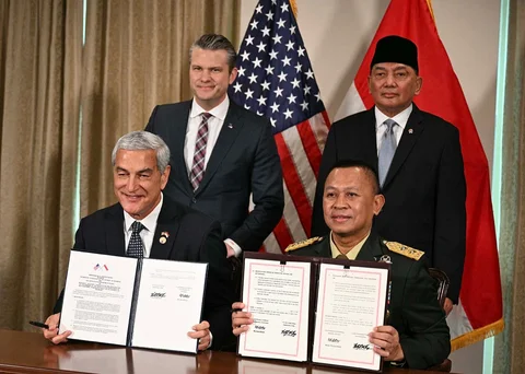 Menteri Pertahanan Indonesia Sjafrie Sjamsoeddin dan Menteri Perang AS Pete Hegseth bersama  Mayor Jenderal TNI Agus Widodo  dan Mayor Jenderal Angkatan Udara AS Kelly McKeague  usai penandatanganan nota kesepahaman di Pentagon di Pentagon di Washington, DC, Amerika Serikat, Senin (13/04/2026).