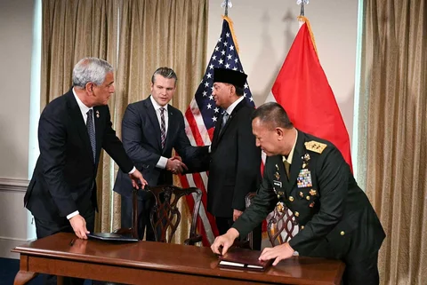 Menteri Pertahanan Indonesia Sjafrie Sjamsoeddin dan Menteri Perang AS Pete Hegseth menyaksikan  Mayor Jenderal Indonesia Agus Widodo  dan Mayor Jenderal Angkatan Udara AS Kelly McKeague menandatangani nota kesepahaman  di Pentagon,  Washington, DC, Amerika Serikat, Senin (13/04/2026).
