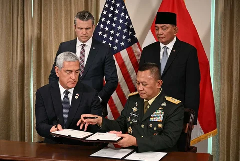 Menteri Pertahanan Indonesia Sjafrie Sjamsoeddin dan Menteri Perang AS Pete Hegseth menyaksikan  Mayor Jenderal Indonesia Agus Widodo  dan Mayor Jenderal Angkatan Udara AS Kelly McKeague menandatangani nota kesepahaman  di Pentagon,  Washington, DC, Amerika Serikat, Senin (13/04/2026).