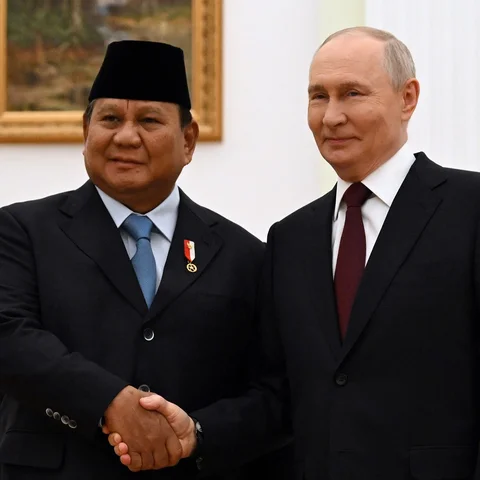 Presiden Indonesia Prabowo Subianto berjabatan tangan dengan  Presiden Rusia Vladimir Putin saat pertemuan di Kremlin, Moskow, Senin (13/04/2026).