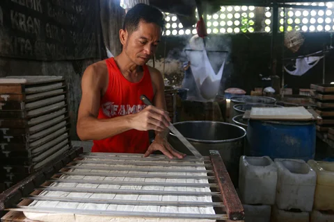 Perajin menyelesaikan pembuatan tahu di Duren Tiga, Jakarta Selatan, Selasa (14/04/2026).