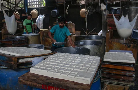 Perajin menyelesaikan pembuatan tahu di Duren Tiga, Jakarta Selatan, Selasa (14/04/2026).