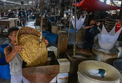 Perajin menyelesaikan pembuatan tahu di Duren Tiga, Jakarta Selatan, Selasa (14/04/2026).