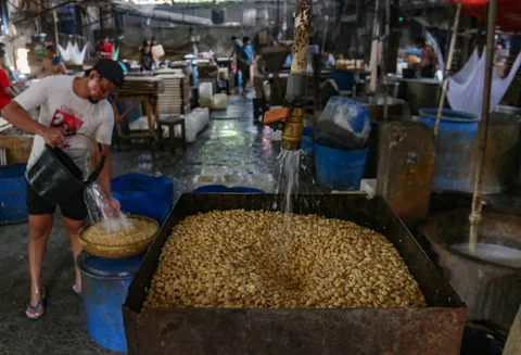 Perajin menyelesaikan pembuatan tahu di Duren Tiga, Jakarta Selatan, Selasa (14/04/2026).