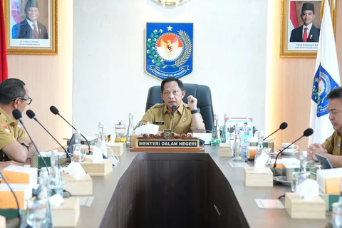 Mendagri Tito Karnavian saat rapat bersama Sekretaris BNPP Makhruzi Rahman