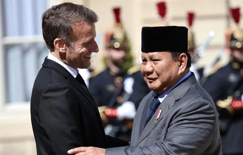 Presiden Prabowo Subianto disambut Presiden Prancis Emmanuel Macron di Istana Kepresidenan Elysee di Paris, Selasa (14/04/2026).