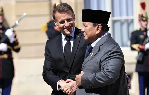 Presiden Prabowo Subianto disambut Presiden Prancis Emmanuel Macron di Istana Kepresidenan Elysee di Paris, Selasa (14/04/2026).