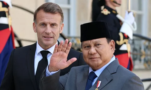 Presiden Prabowo Subianto disambut Presiden Prancis Emmanuel Macron di Istana Kepresidenan Elysee di Paris, Selasa (14/04/2026).