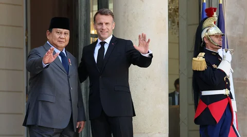 Presiden Prabowo Subianto disambut Presiden Prancis Emmanuel Macron di Istana Kepresidenan Elysee di Paris, Selasa (14/04/2026).