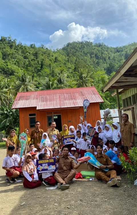 Mengabdi Sebagai Guru di Tempat Terpencil