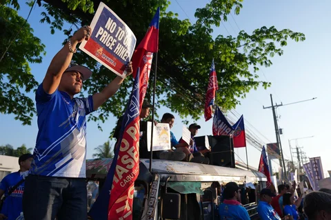 Seorang pengemudi jeepney memegang poster saat aksi mogok beberapa kelompok transportasi untuk mengecam tingginya harga minyak di kota Quezon, Filipina, Rabu (15/04/2026).