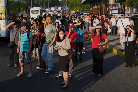 Para penumpang menunggu tumpangan selama aksi mogok yang dilakukan oleh beberapa kelompok transportasi untuk mengecam tingginya harga minyak di Kota Quezon, Filipina. Rabu (15/04/2026).