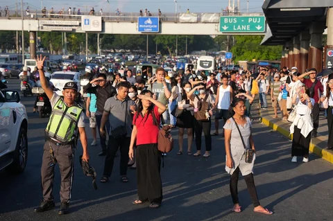 Para penumpang menunggu tumpangan selama aksi mogok yang dilakukan oleh beberapa kelompok transportasi untuk mengecam tingginya harga minyak di Kota Quezon, Filipina. Rabu (15/04/2026).