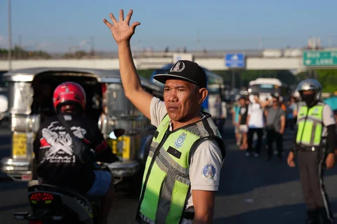 Seorang petugas lalu lintas mengatur arus kendaraan selama aksi mogok beberapa kelompok transportasi untuk mengecam tingginya harga minyak di Kota Quezon, Filipina, Rabu (15/04/2026).