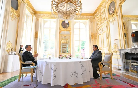 Seskab Teddy Bocorkan Isi Pertemuan 4 Mata Prabowo-Presiden Macron di Istana &Eacute;lys&eacute;e