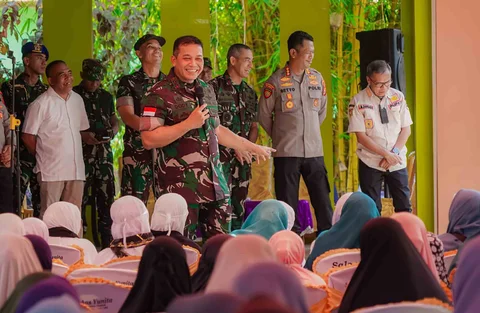 Pangdam XV/Pattimura Mayjen TNI Doddy Triwinarto berdialog dengan warga saat meninjau lokasi pascakonflik di Desa Sibenpopo dan Desa Banemo, Halmahera Tengah, Maluku Utara, Senin (13/04/2026).