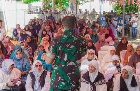 Pangdam XV/Pattimura Mayjen TNI Doddy Triwinarto berdialog dengan warga saat meninjau lokasi pascakonflik di Desa Sibenpopo dan Desa Banemo, Halmahera Tengah, Maluku Utara, Senin (13/04/2026).