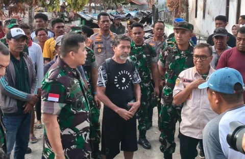 Pangdam XV/Pattimura Mayjen TNI Doddy Triwinarto berdialog dengan warga saat meninjau lokasi pascakonflik di Desa Sibenpopo dan Desa Banemo, Halmahera Tengah, Maluku Utara, Senin (13/04/2026).