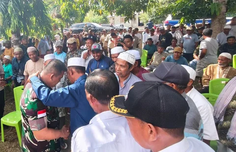 Pangdam XV/Pattimura Mayjen TNI Doddy Triwinarto berdialog dengan warga saat meninjau lokasi pascakonflik di Desa Sibenpopo dan Desa Banemo, Halmahera Tengah, Maluku Utara, Senin (13/04/2026).