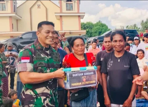 Pangdam XV/Pattimura Mayjen TNI Doddy Triwinarto berdialog dengan warga saat meninjau lokasi pascakonflik di Desa Sibenpopo dan Desa Banemo, Halmahera Tengah, Maluku Utara, Senin (13/04/2026).