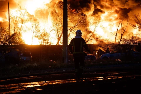Petugas pemadam kebakaran memadamkan api di lokasi daur ulang material setelah serangan Rusia di Kyiv, Ukraina, Kamis (16/04/2026).