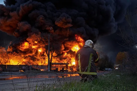 Petugas pemadam kebakaran memadamkan api di lokasi daur ulang material setelah serangan Rusia di Kyiv, Ukraina, Kamis (16/04/2026).