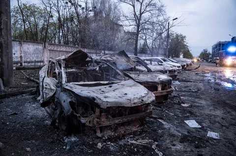Mobil-mobil yang hangus terbakar setelah serangan Rusia di Kyiv, Ukraina, Kamis (16/04/2026).